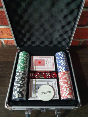 Покерный набор ROYAL FLUSH матовый на 100 фишек 11,5г с номиналом в алюминиевом кейсе, pkrjm100